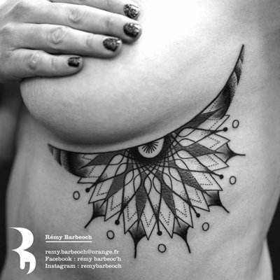  Tatouage mandala sous la poitrine